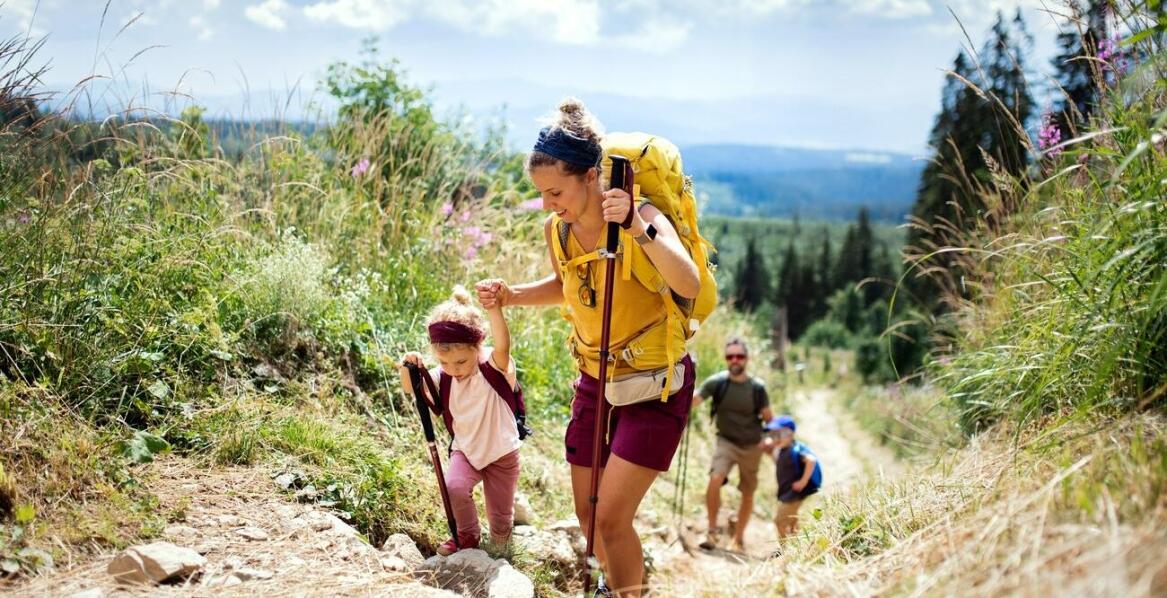 Trekkingowe obozy dla dorosłych – jakie są ich zalety zdrowotne?