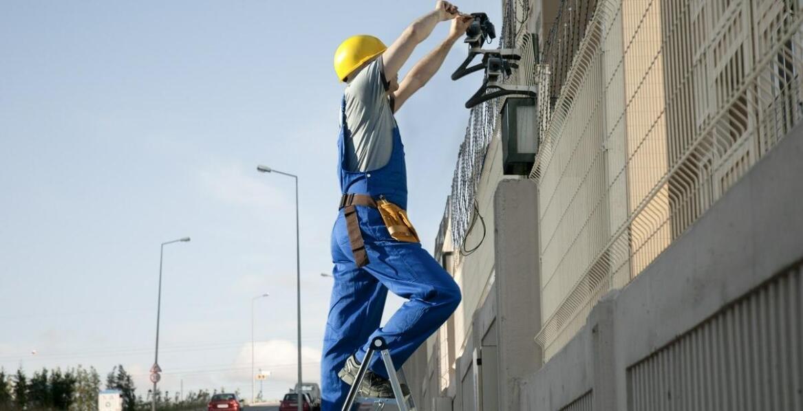 Wybór odpowiedniego napędu do bramy ogrodzeniowej przesuwnej – co warto wiedzieć?