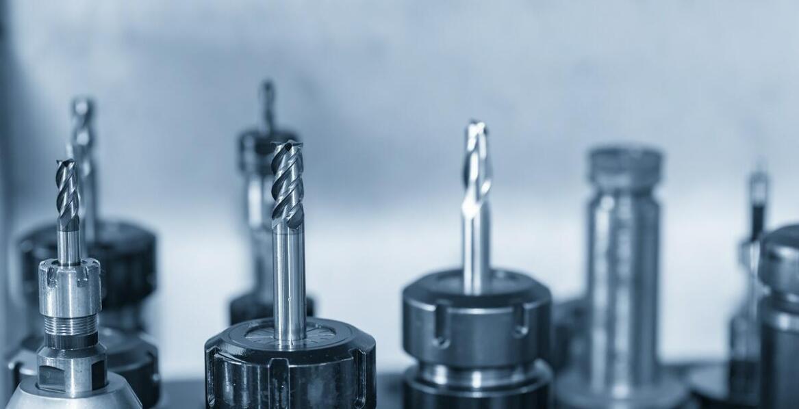 Znaczenie odpowiedniego dopasowania parametrów noży do frezarki do pni