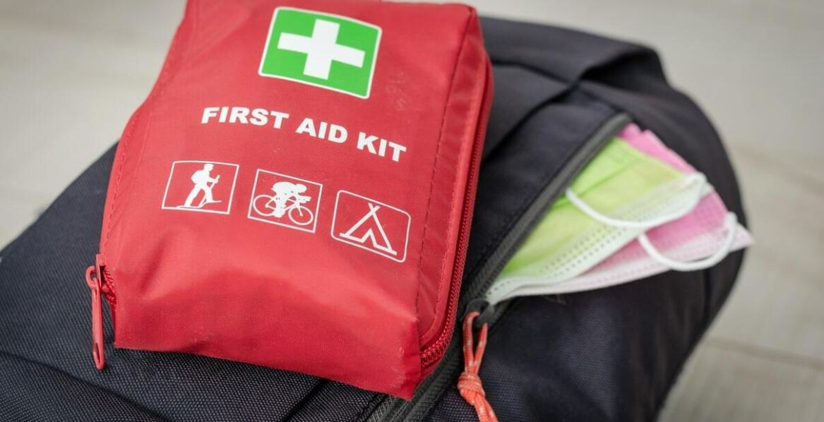Torba medyczna dla rodzica — jak przygotować wersję domową na nagłe sytuacje?