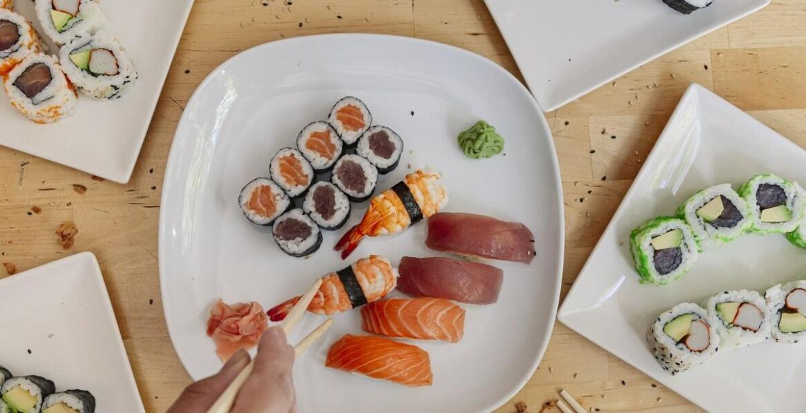 Dlaczego warto spróbować sezonowych propozycji sushi dostępnych na telefon?