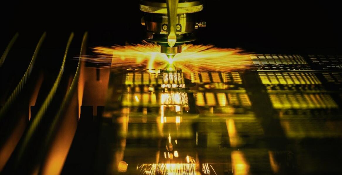 Wypalarka laserowa do stali – kluczowe zalety w przemyśle metalowym