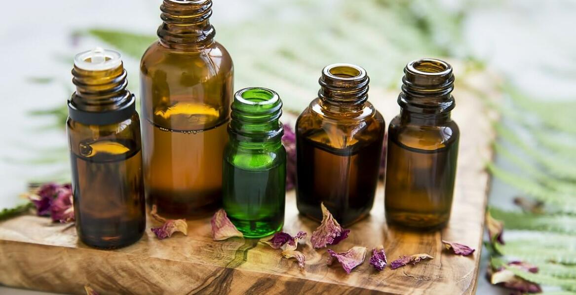 Zastosowanie olejku eterycznego cyprysowego w kosmetykach do twarzy