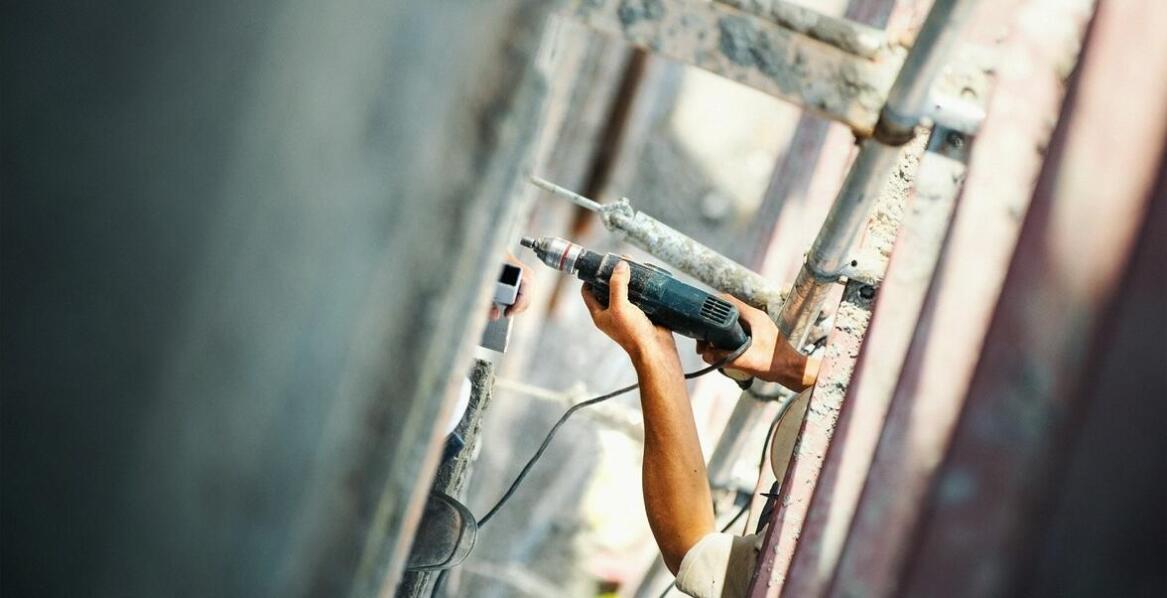 Jakie zalety mają nowoczesne agregaty tynkarskie w porównaniu z tradycyjnymi metodami?