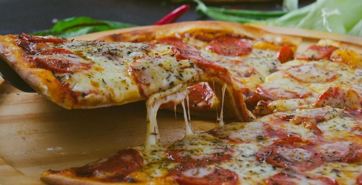 Wyjątkowe połączenia smakowe – co oferuje pizza faszerowana w Poznaniu?