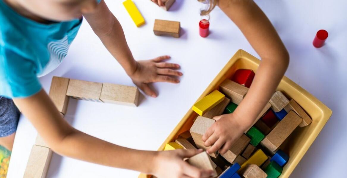 Jakie są korzyści z zabawy różnorodnymi zestawami figurek Playmobil?