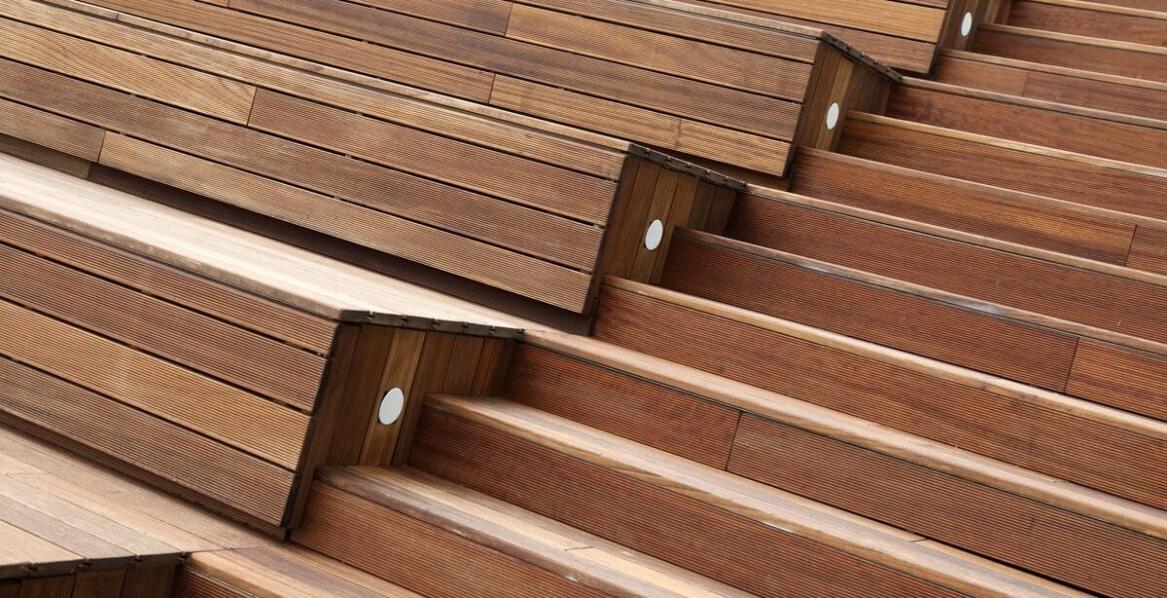 Inspiracje: umywalki drewniane w połączeniu z innymi naturalnymi materiałami