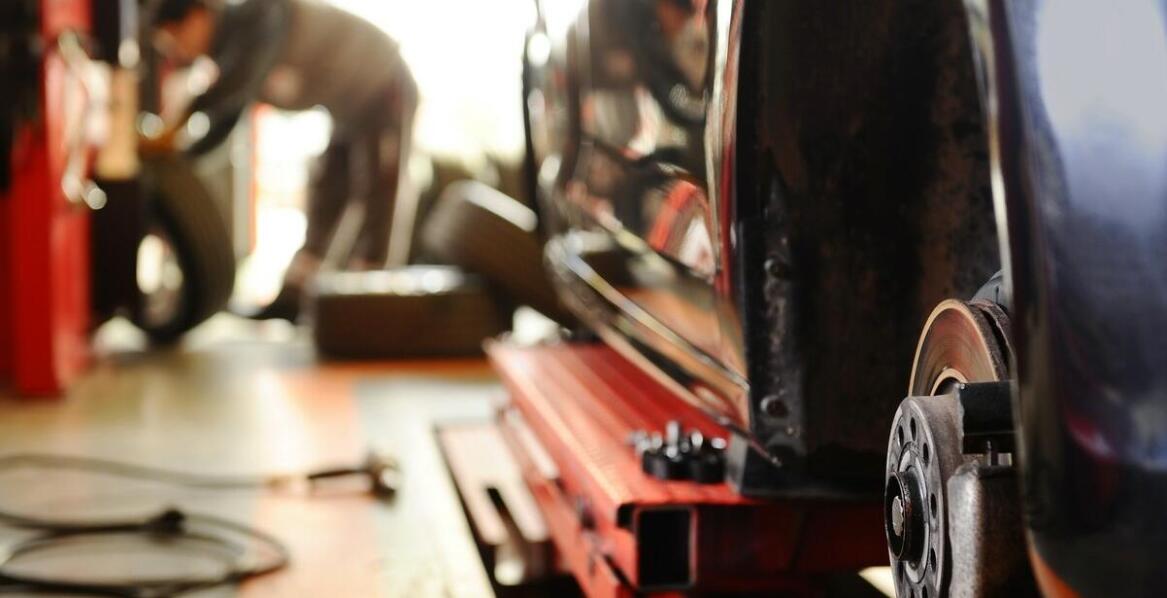 Wyważarki do kół – jakie certyfikaty i normy powinny spełniać?