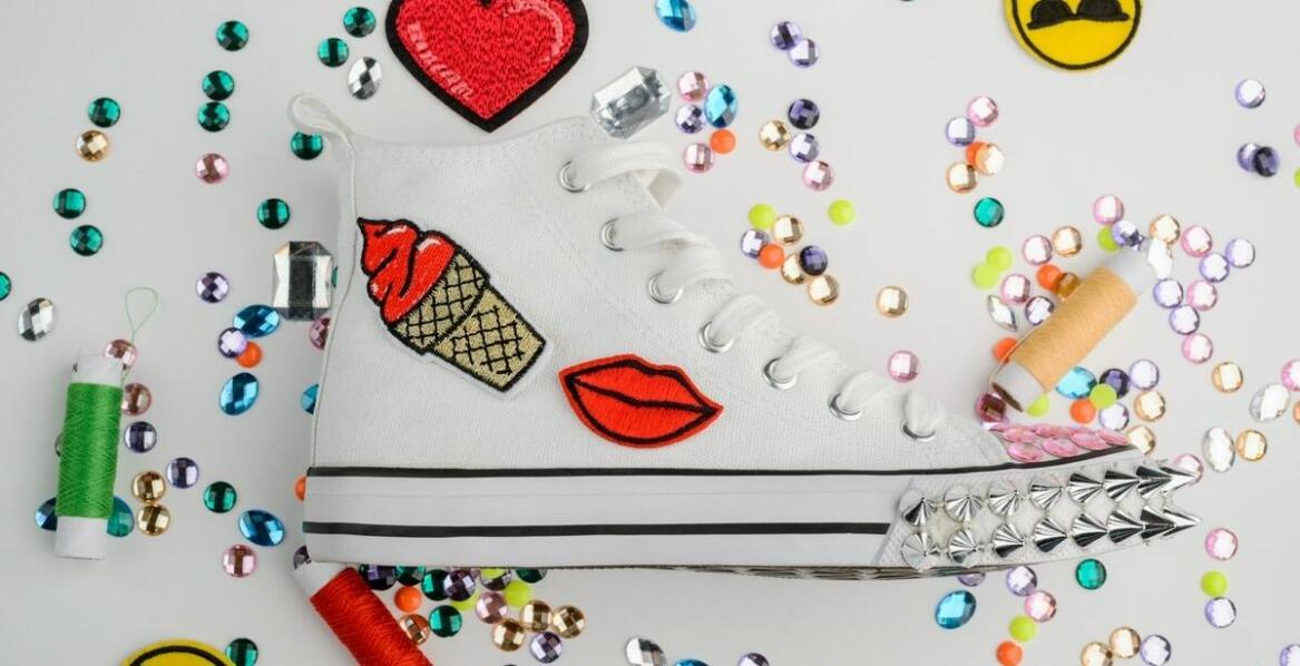 Jak naszywki na ubrania mogą zwiększyć atrakcyjność odzieży reklamowej?