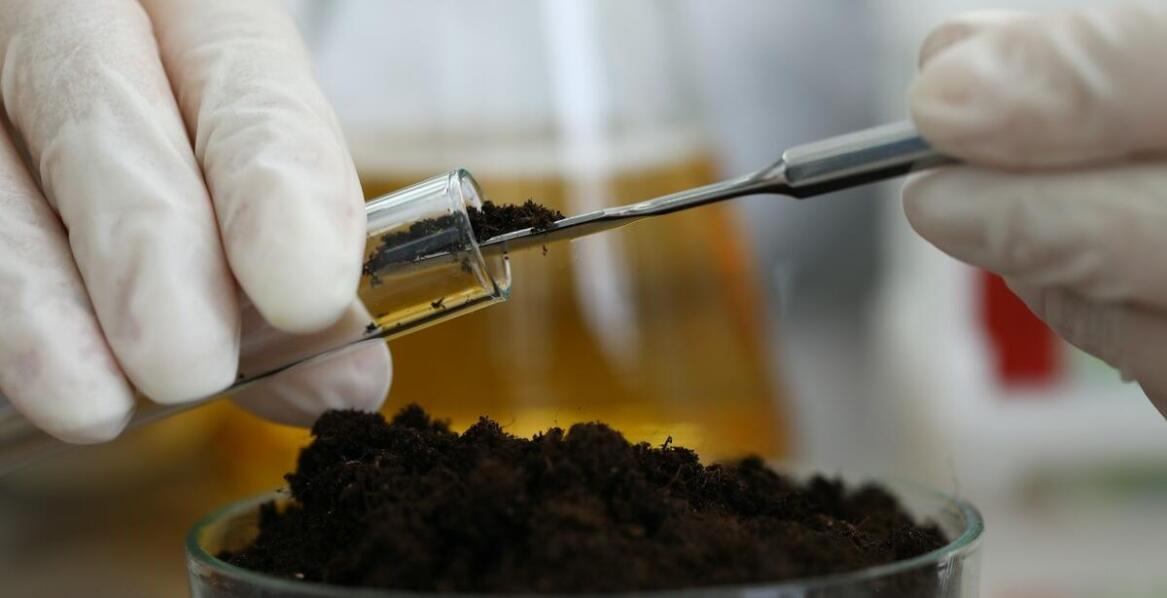 Jakie wyzwania towarzyszą przeprowadzaniu badań laboratoryjnych gruntów?