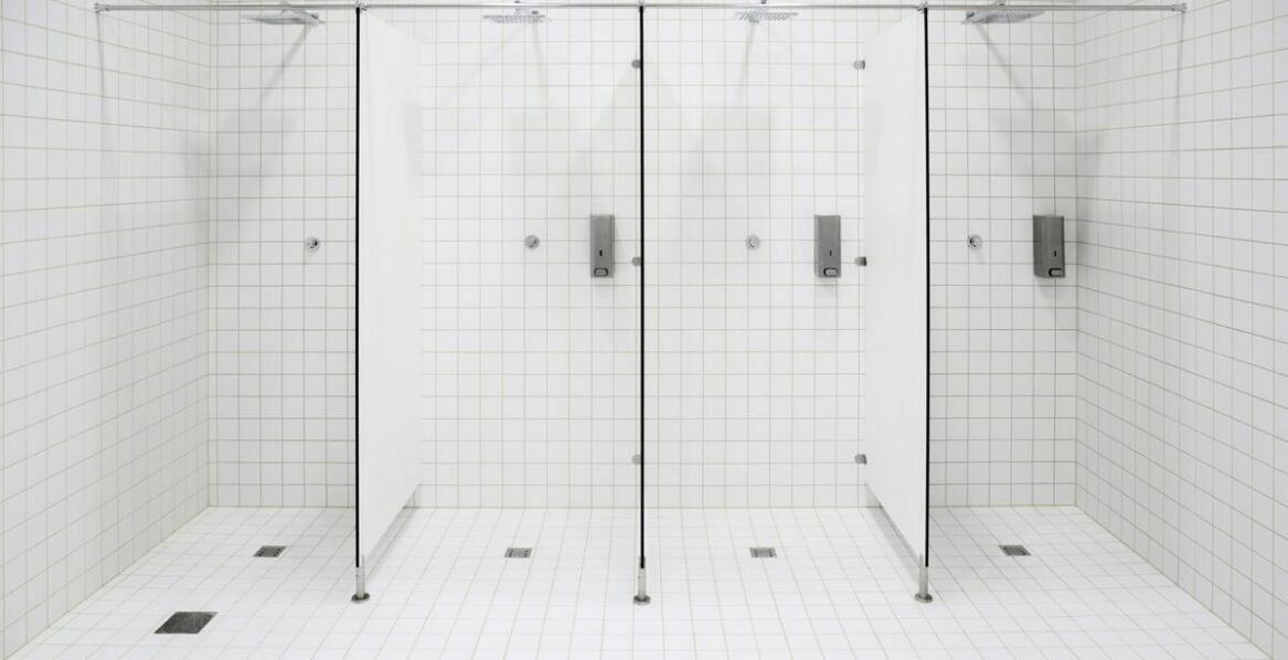 Kabiny sanitarne prysznicowe z drzwiami wahadłowymi: zalety i zastosowania