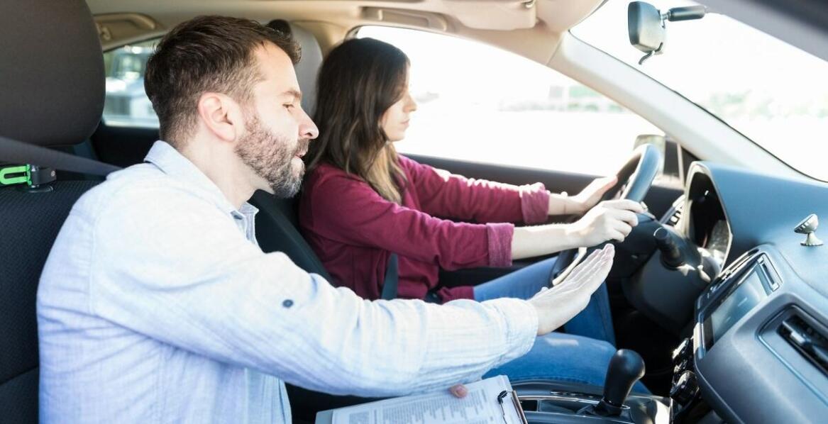 Jak wysoka zdawalność egzaminów wpływa na wybór szkoły nauki jazdy?