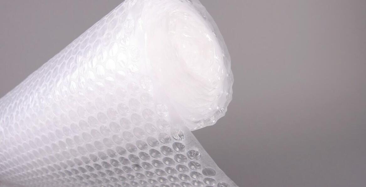 Jakie są najważniejsze cechy dobrych akcesoriów do pakowania paczek?