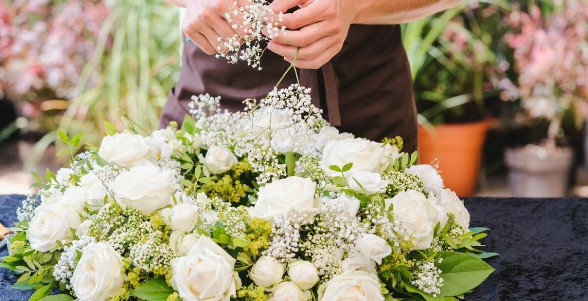 Kwiaty całoroczne w florystyce pogrzebowej – kiedy warto po nie sięgnąć?