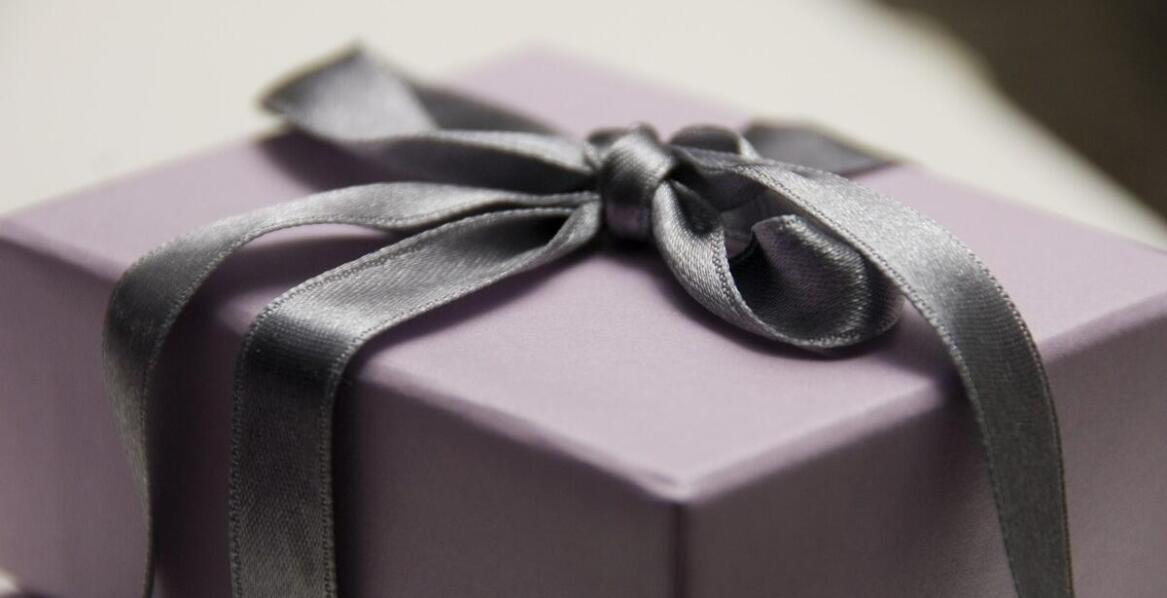 Jak personalizowane prezenty mogą wzbogacić obchody rocznic?