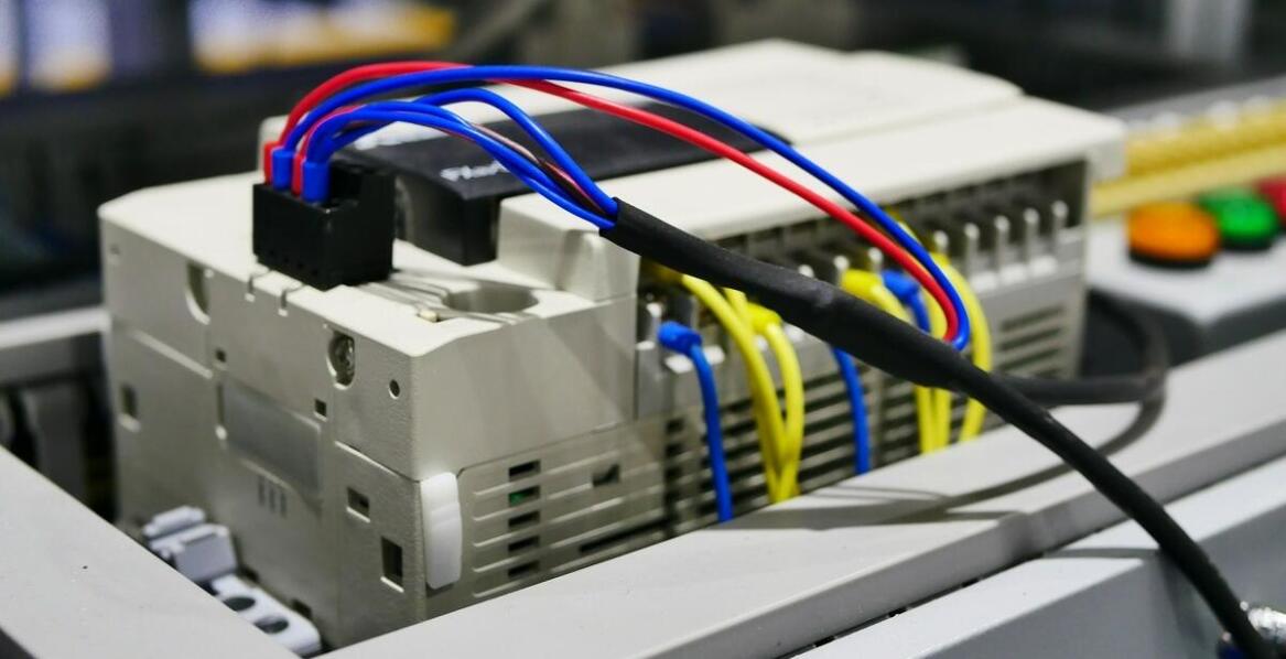 Jak wizualne i dźwiękowe wskaźniki wspierają prace techników?