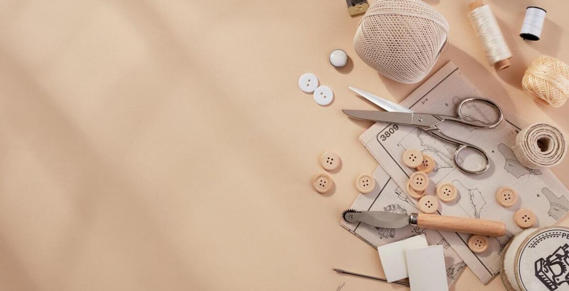 Centymetr krawiecki zwijany w zestawieniu z tradycyjnymi miarkami – zalety i wady