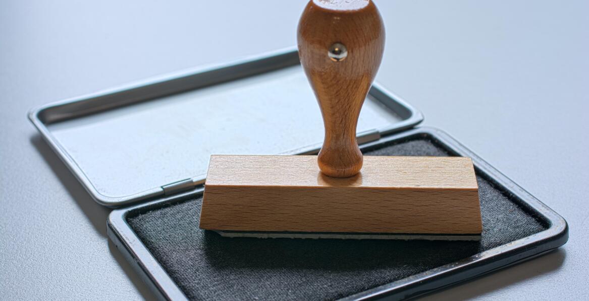 Wpływ jakości drewna na trwałość i wygląd stempli