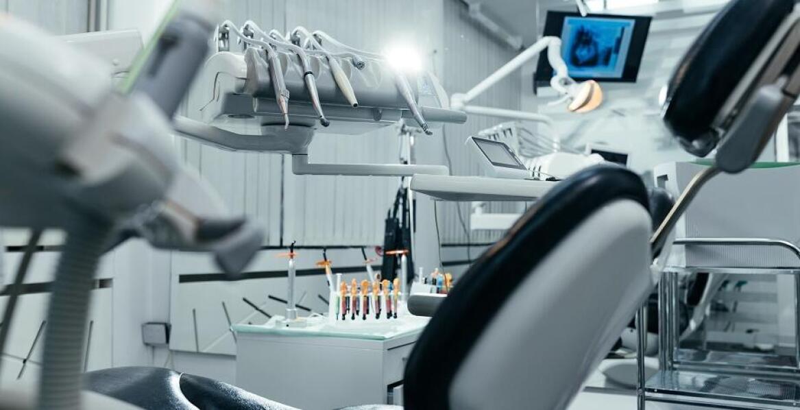 Jak nowoczesny sprzęt dentystyczny wpływa na jakość leczenia w Iławie?