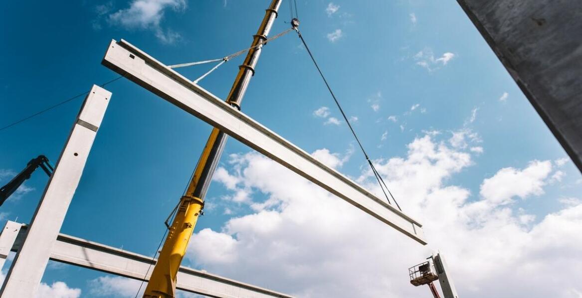 Jakie są zalety konstrukcji stalowych w budownictwie przemysłowym?