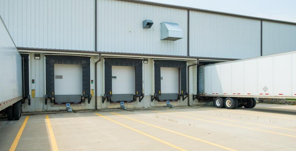 Rola bram szybkobieżnych w optymalizacji procesów logistycznych