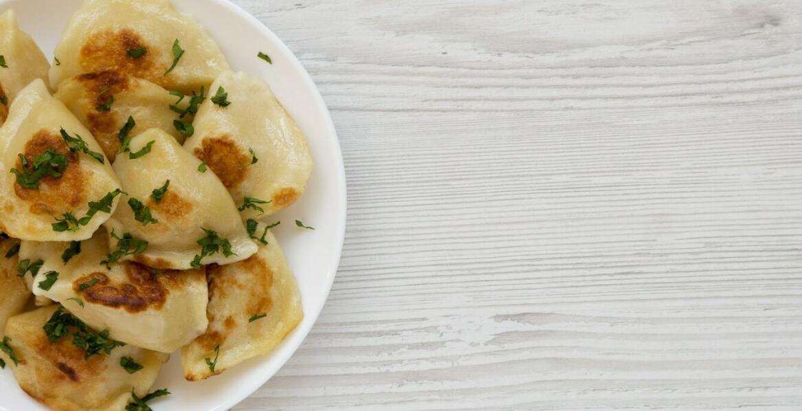 Dlaczego warto spróbować polskich pierogów w restauracji?