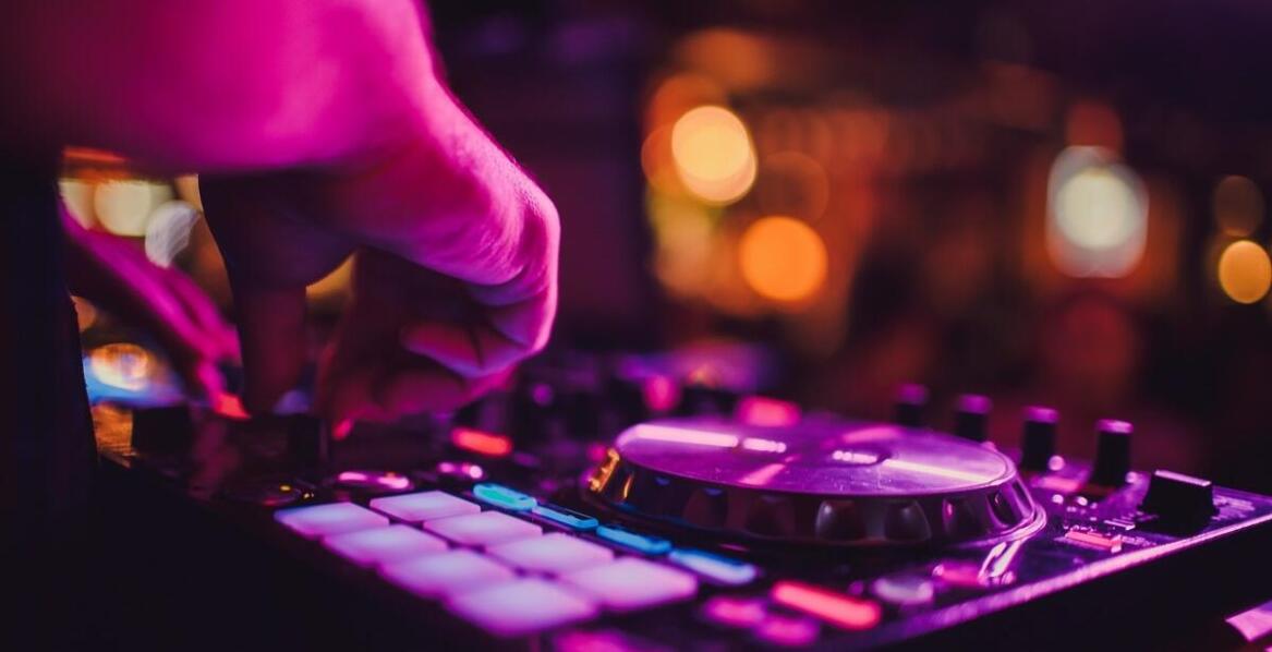 Sylwestrowa atmosfera – jak wybrać odpowiednią muzykę na przyjęcie?