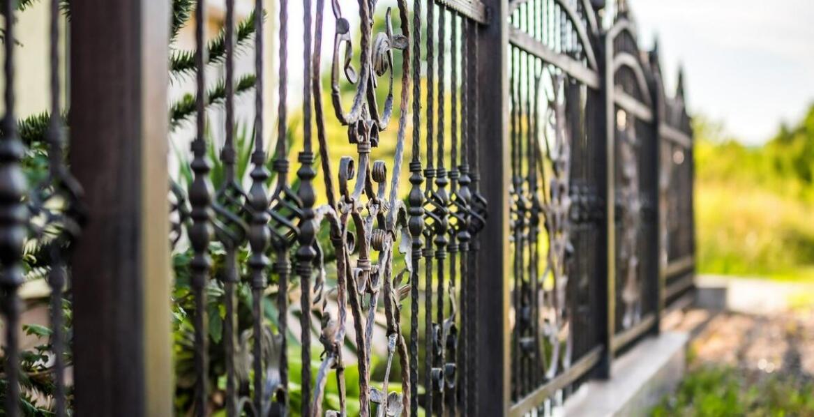 Zalety ogrodzeń metalowych w kontekście trwałości i bezpieczeństwa