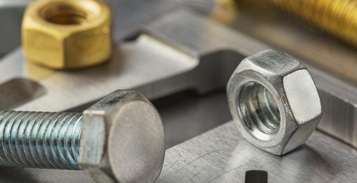 Metalowe produkty w budownictwie: jak zapewnić ich trwałość i odporność?