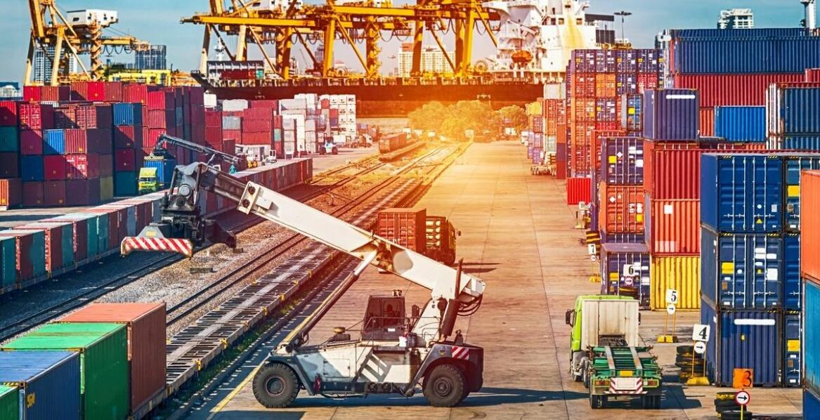 Jak rozwój infrastruktury transportowej wpływa na globalny handel?