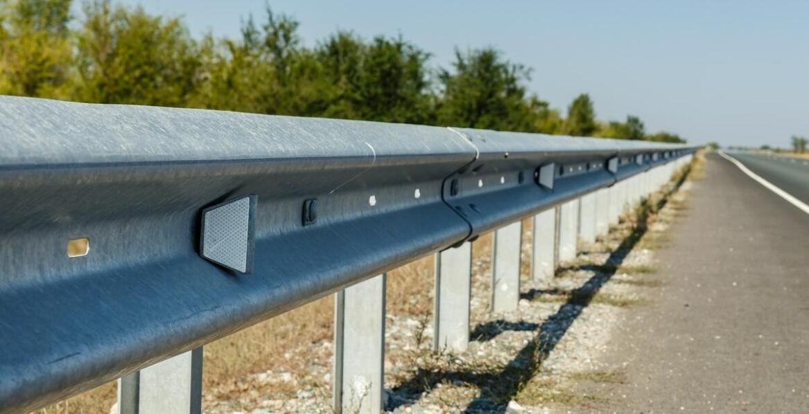 Parapety z blachy ocynkowanej: odporność na warunki atmosferyczne