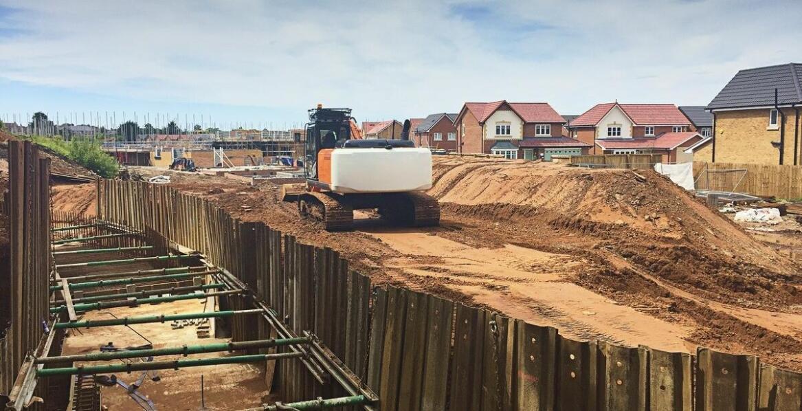 Rola usługi minikoparką w instalacjach ogrodzeń kutych i balustrad