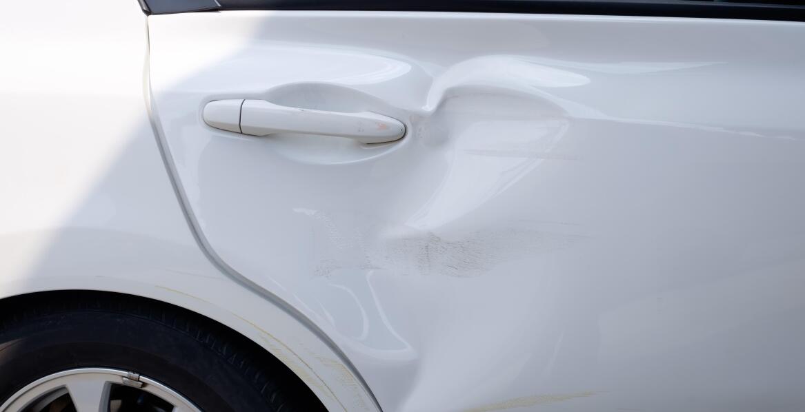 Jakie są różnice w usuwaniu wgnieceń z błotników i drzwi?