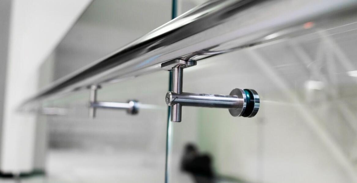 Balustraden aus Metall und öffentliche Gebäude – was ist wissenswert?