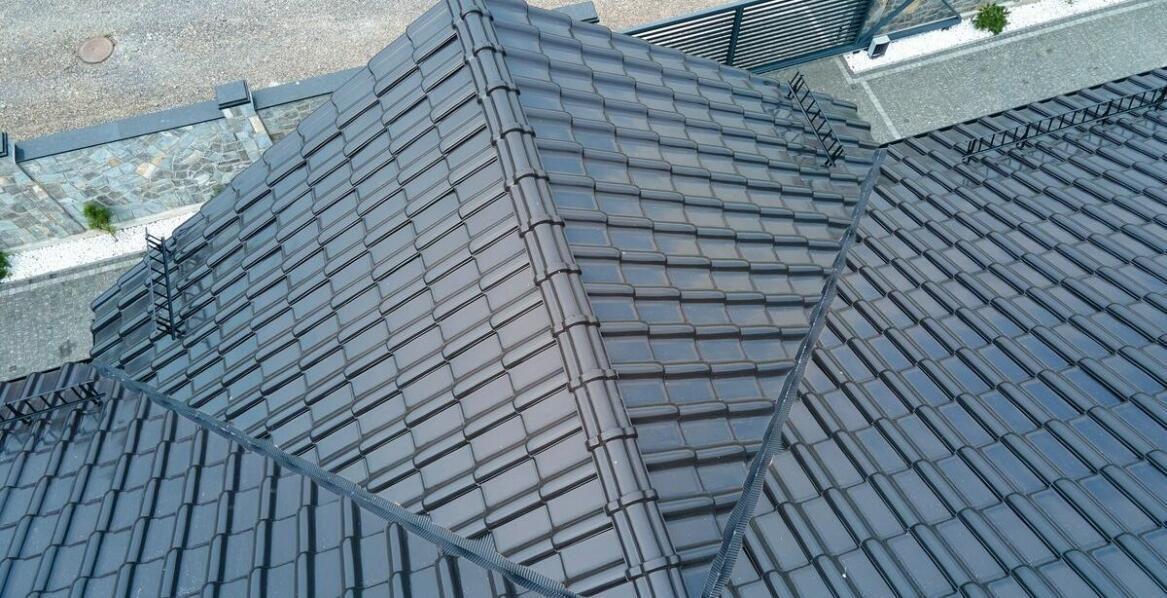 Czym wyróżniają się dachówki metalowe na tle innych materiałów pokryciowych?