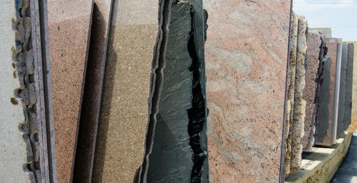 Hurtownia granitu: kluczowe różnice między blokami a płytami