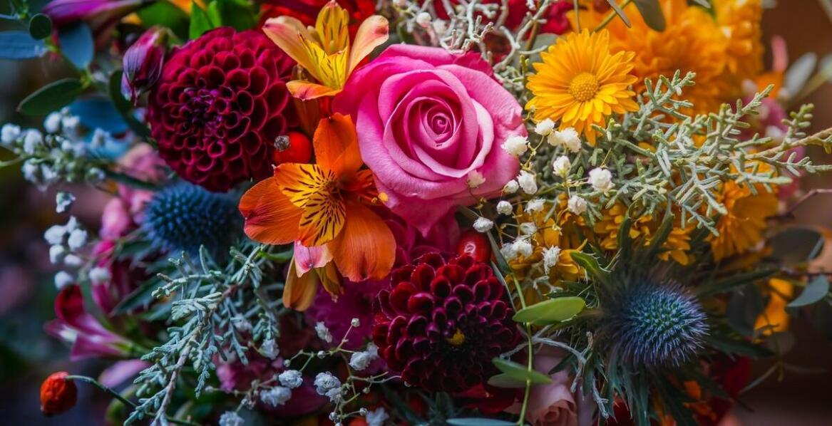 Jak zamówić kwiaty z dostawą przez kuriera kwiatowego na specjalne okazje?