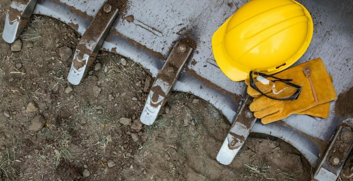Jakie są kluczowe aspekty instalacji dekla plastikowego w różnych warunkach gruntowych?