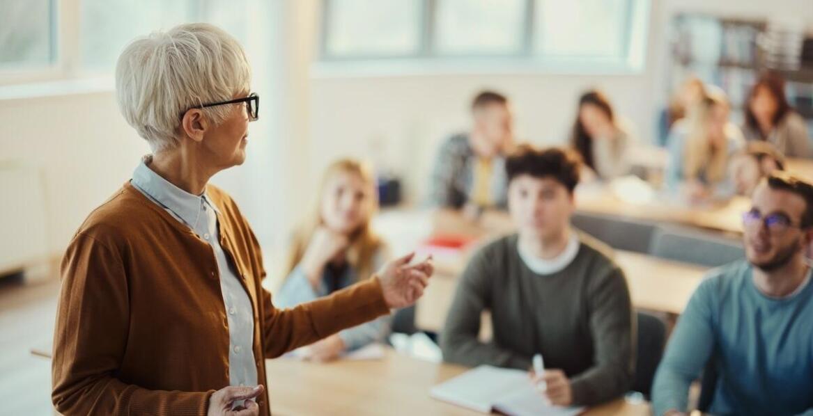 Kurs pomocy nauczyciela - jakie wsparcie oferują szkoły policealne?