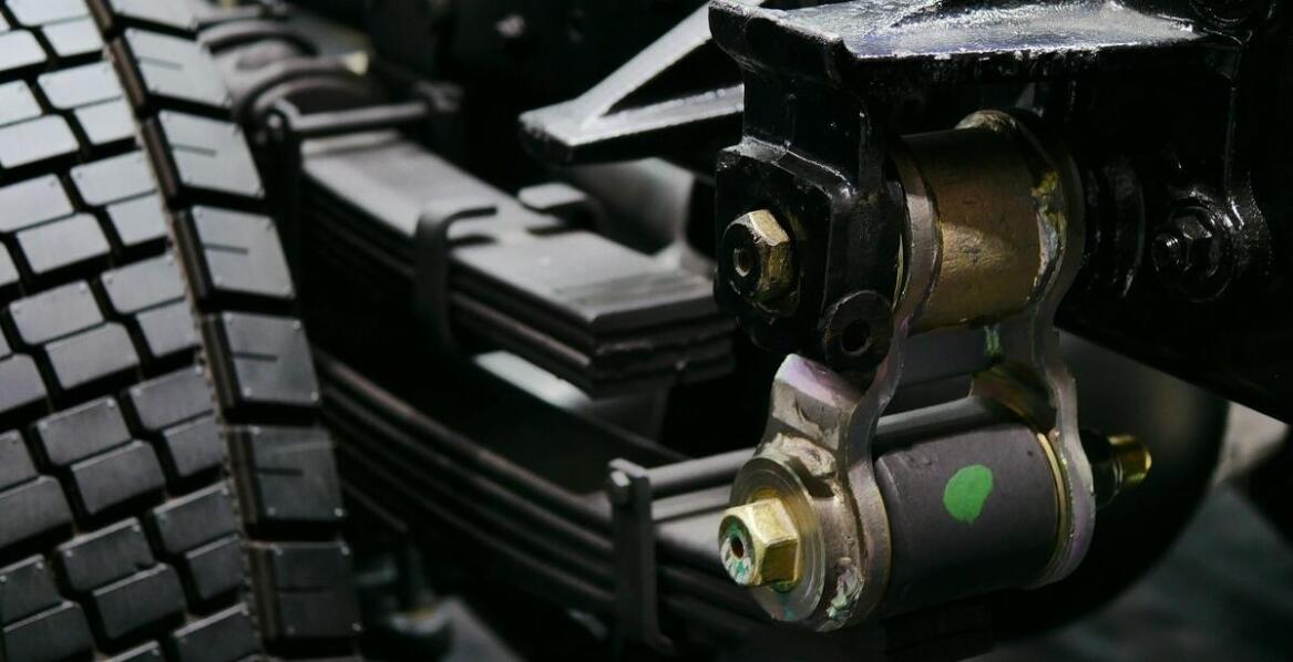 Jak podkładki regulacyjne wpływają na osadzanie łożysk w maszynach przemysłowych?