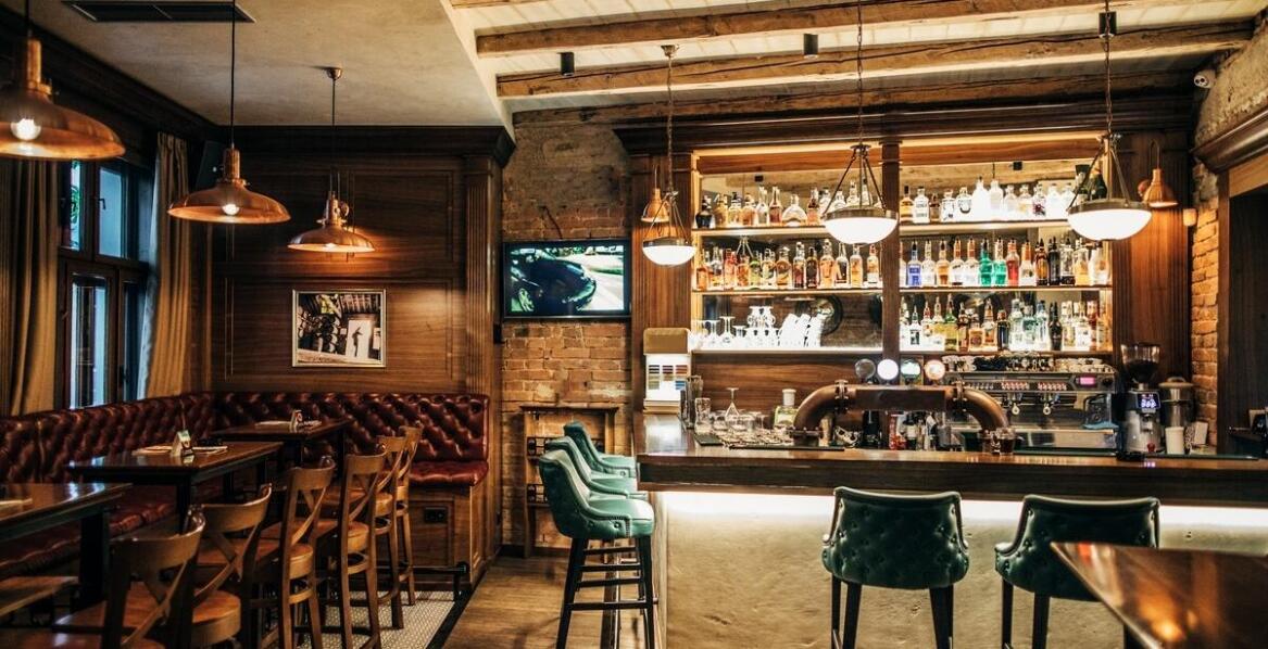 Zastosowanie stolika plaster drewna w aranżacji przestrzeni komercyjnych