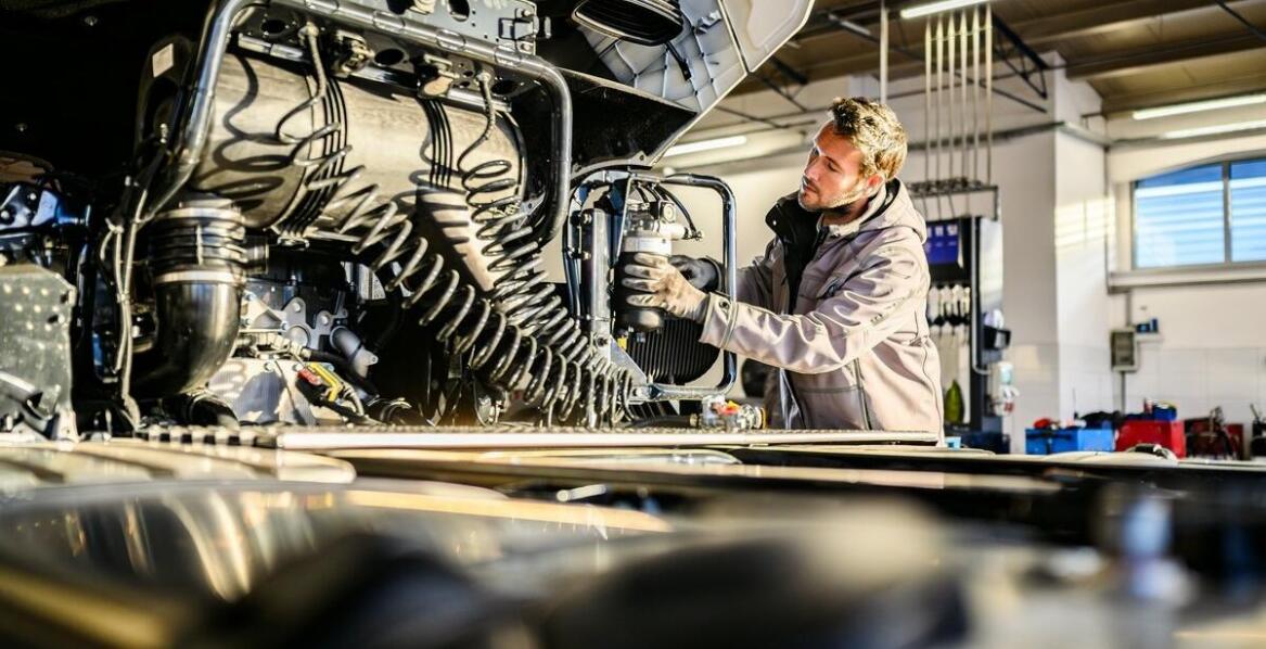 Jak systemy hydrauliczne wpływają na łatwość montażu i serwisowania ciągników?