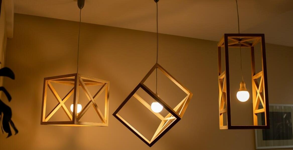 Jakie są najpopularniejsze style abażurów z materiału?