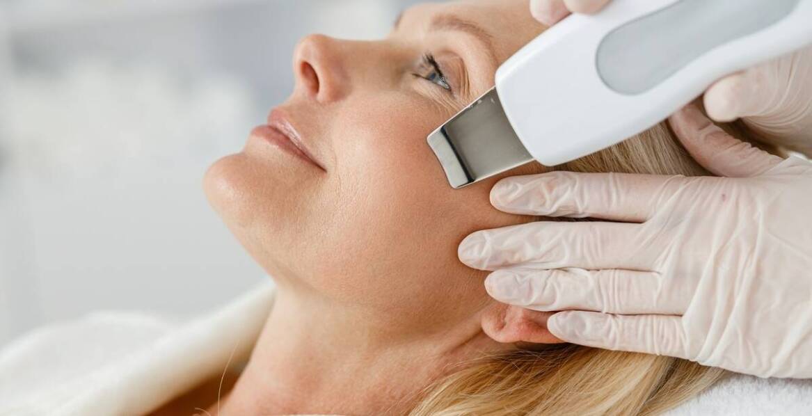 Jak przebiega proces usuwania przebarwień za pomocą peelingu wodorowego?