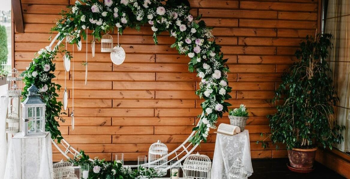 Złote akcenty w księdze gości – jak dodają blasku weselnej oprawie?