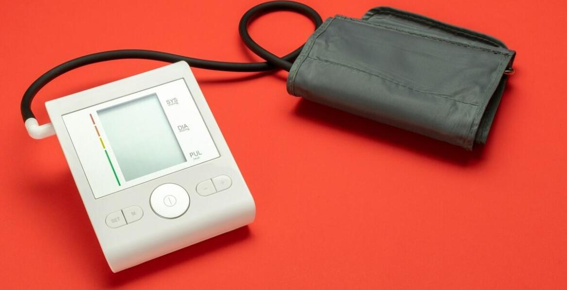 Omron m3 w podróży – dlaczego warto zabrać go ze sobą na wakacje?