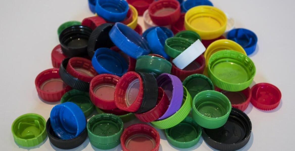 Jak zakrętki do butelek plastikowych PET wpływają na szczelność opakowań?