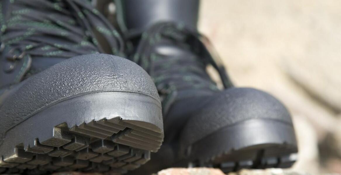 Jakie są kluczowe cechy obuwia roboczego do pracy na zewnątrz?