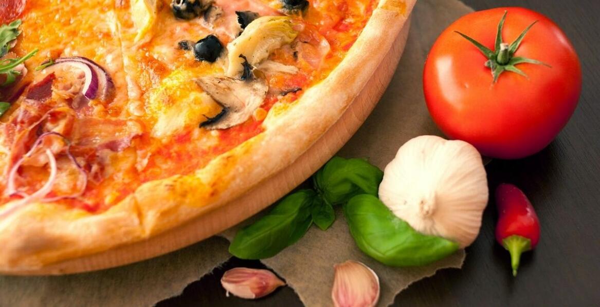 Jak piec opalany drewnem wpływa na smak pizzy?
