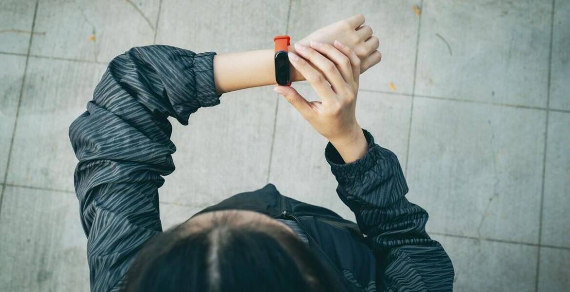 Jak smartwatch damski na bransolecie może uzupełnić Twoją garderobę?